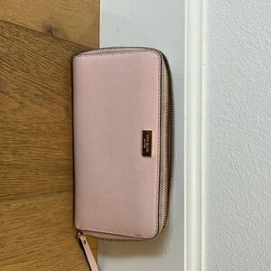 Kate Spade Wallet. Gently used.